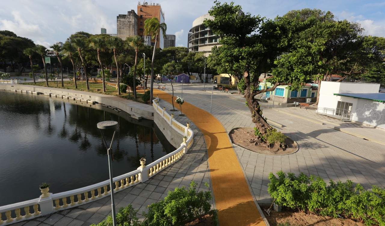 a foto mostra o interior da cidade da criança, com a lagao e o novo paisagismo feito na reforma